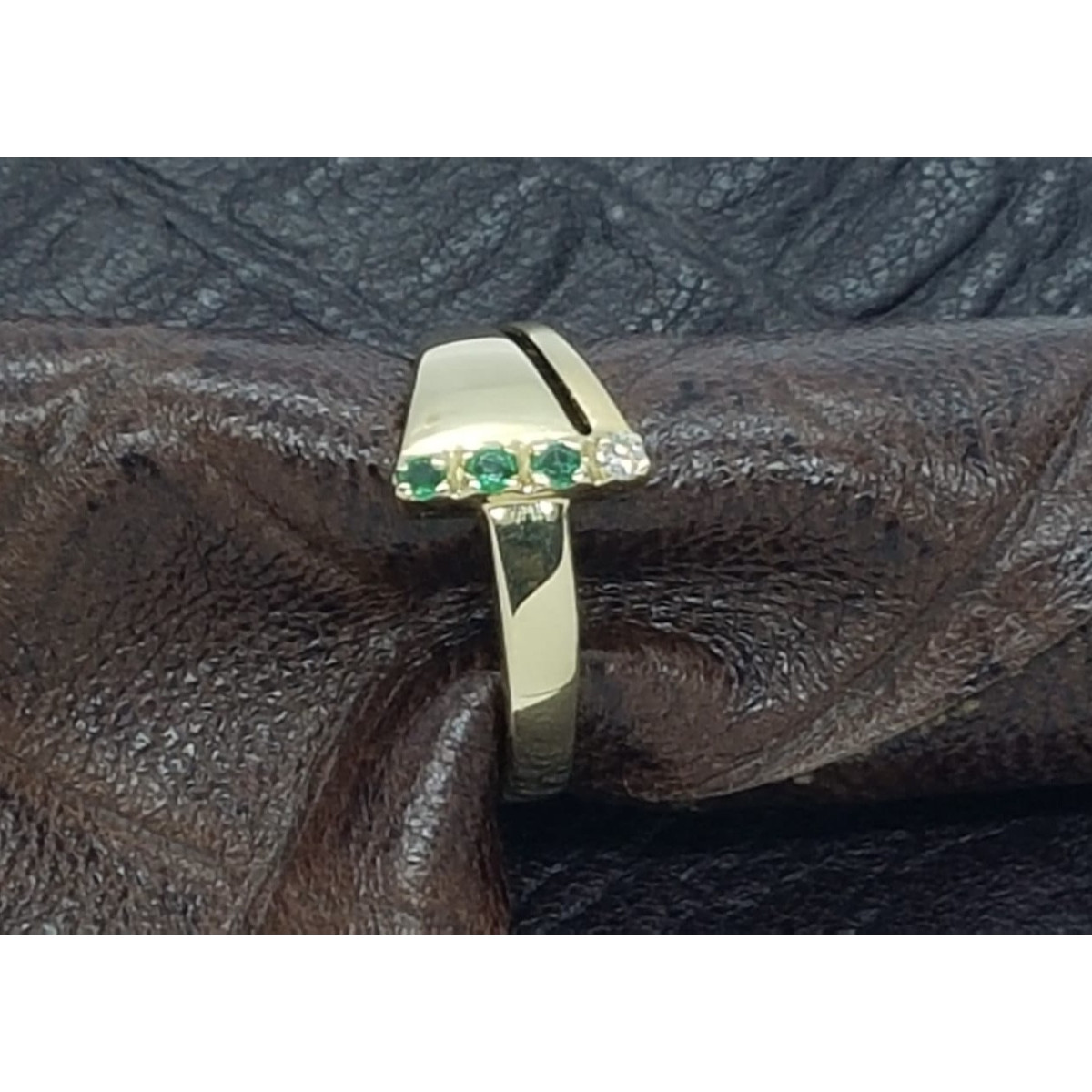 ANILLO DE ORO AMARILLO con DIAMANTE y esmeraldas