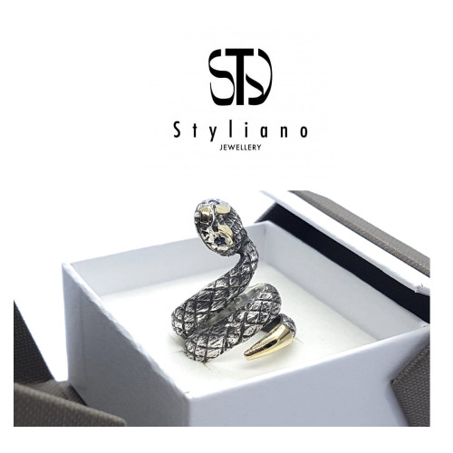 Anillo de plata y oro con forma de serpiente y iolitas