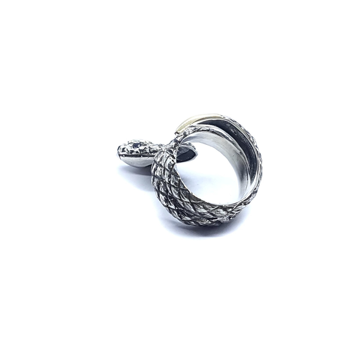 Anillo de plata y oro con forma de serpiente y iolitas