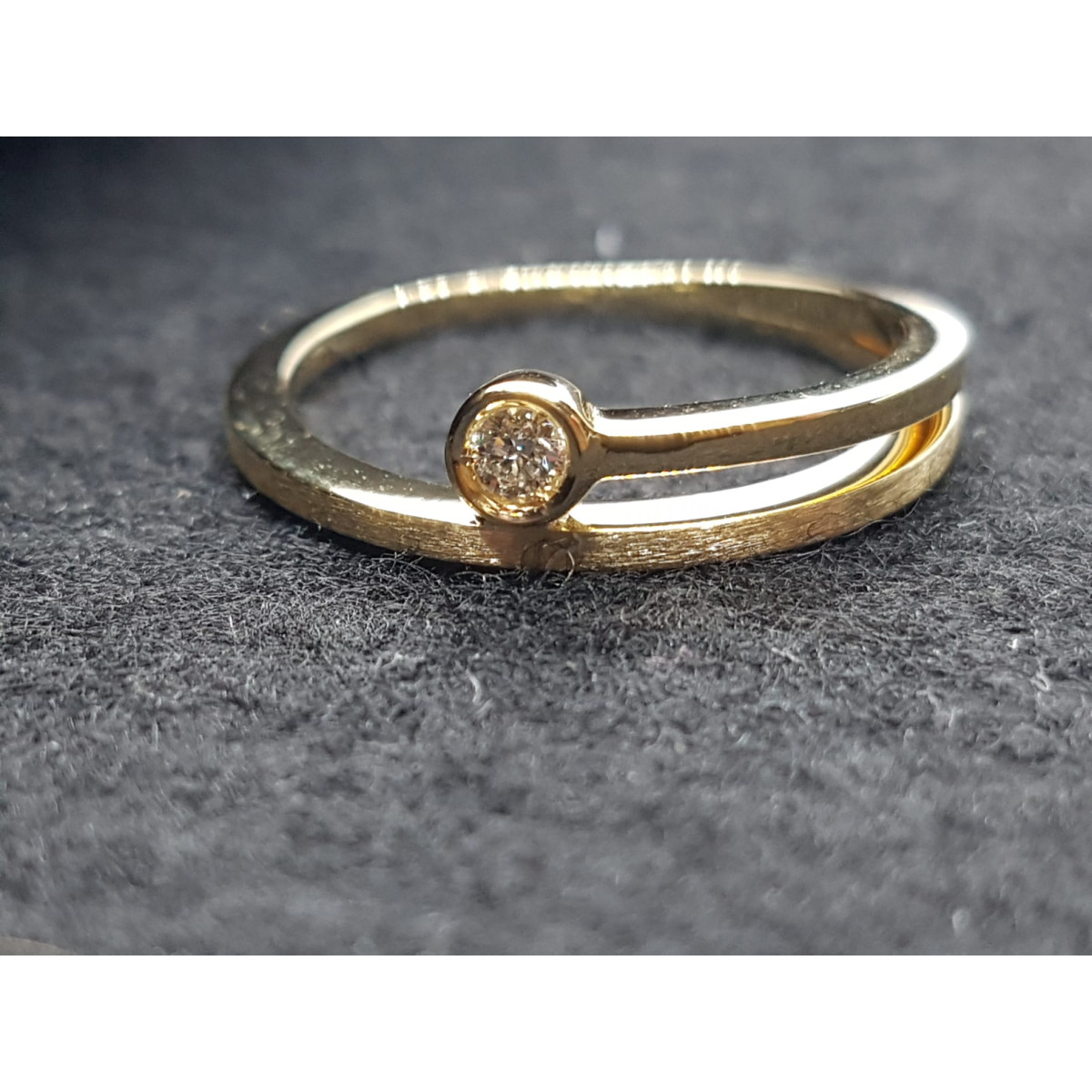 Anillo de oro amarillo con diamante