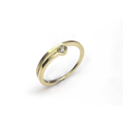 Anillo de oro amarillo con diamante