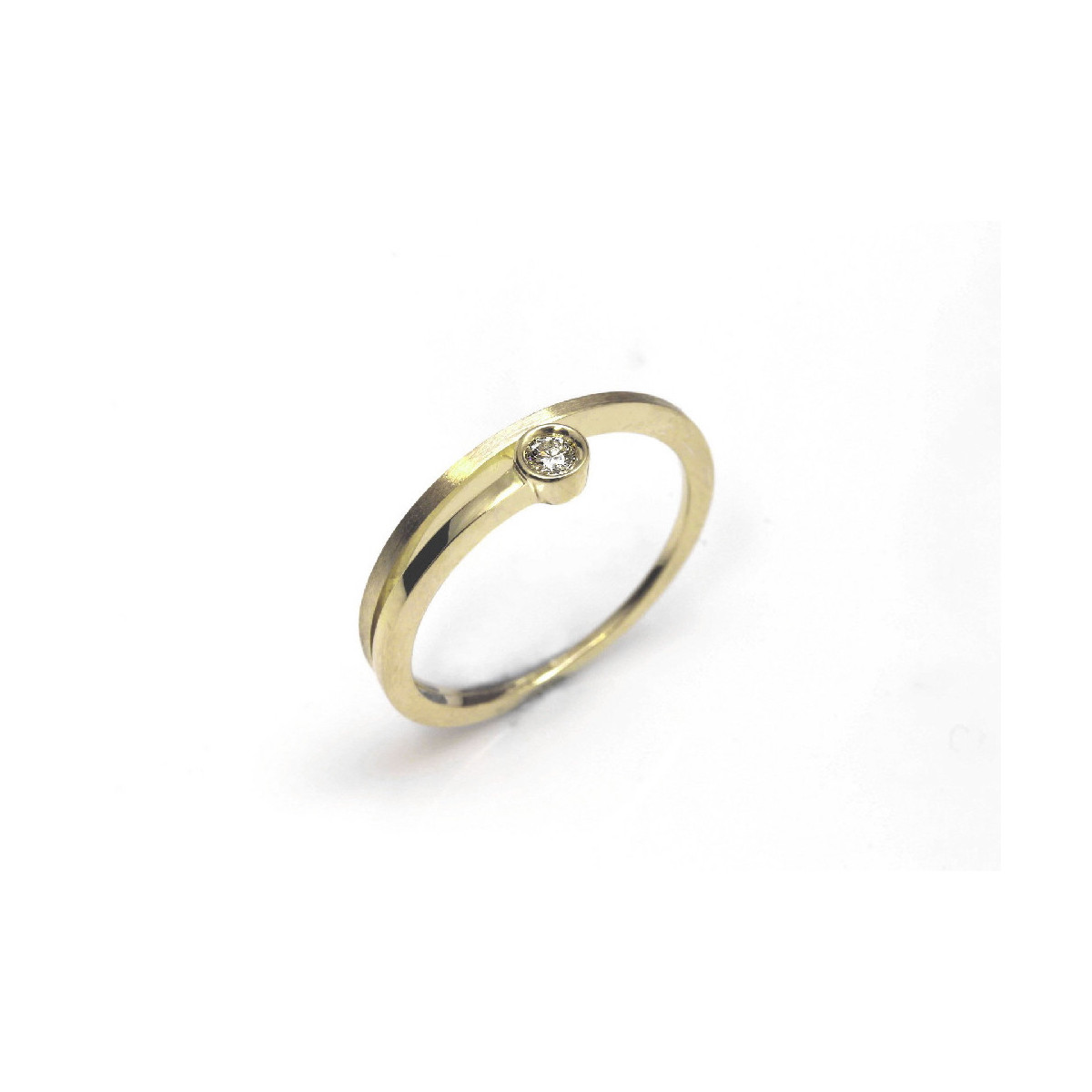 Anillo de oro amarillo con diamante