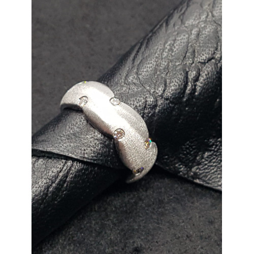 Anillo de oro blanco con diamantes