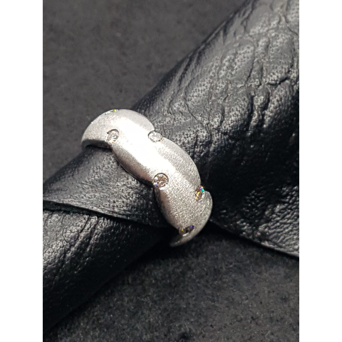 Anillo de oro blanco con diamantes