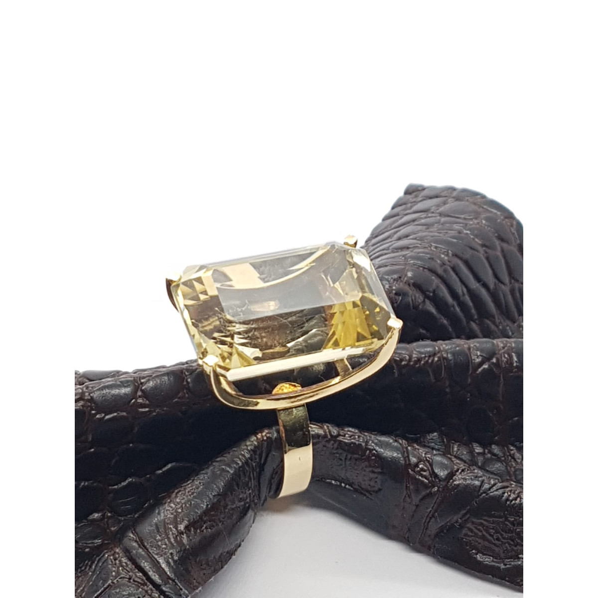 Anillo de oro amarillo con citrino