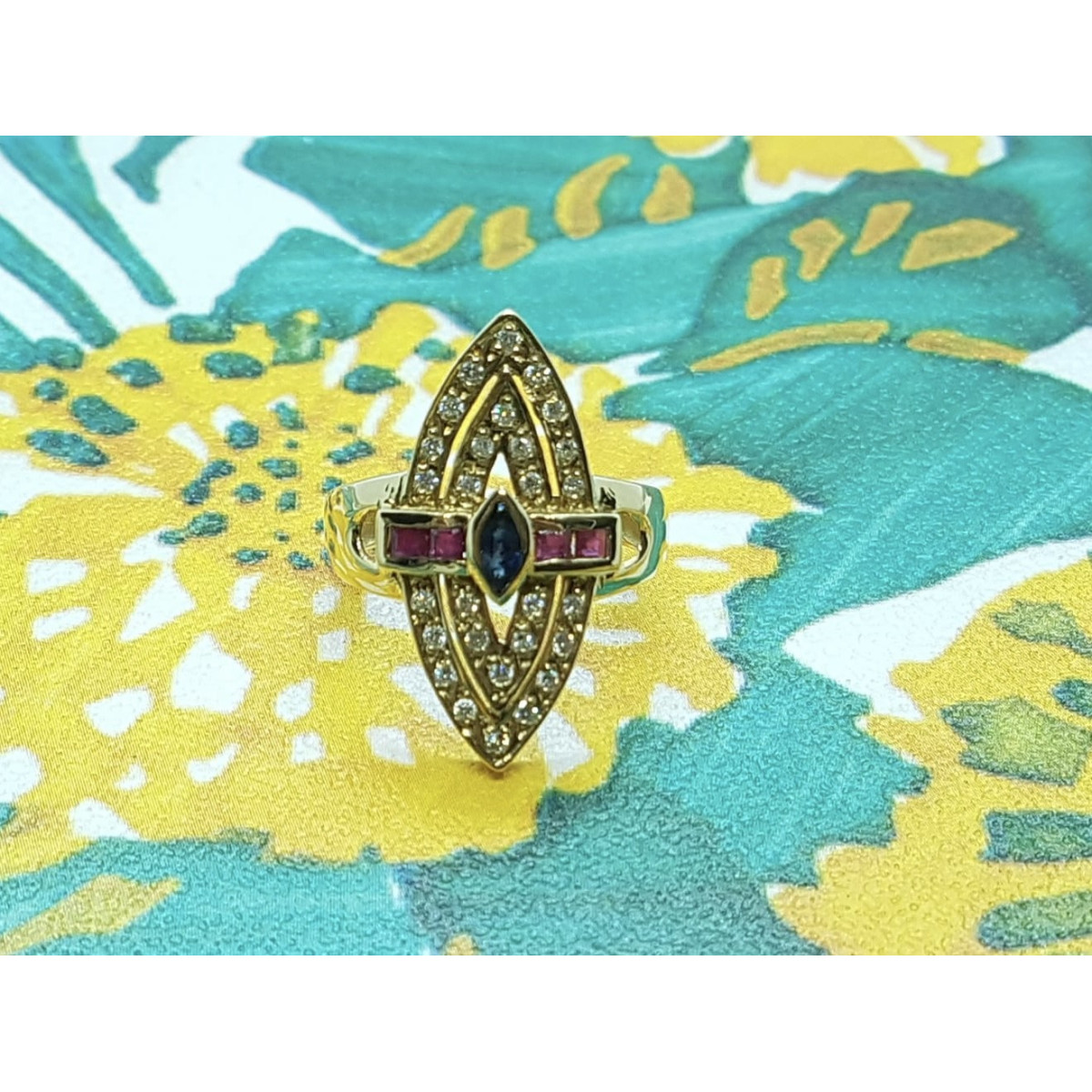 Anillo de oro amarillo con diamantes, zafiros y rubí