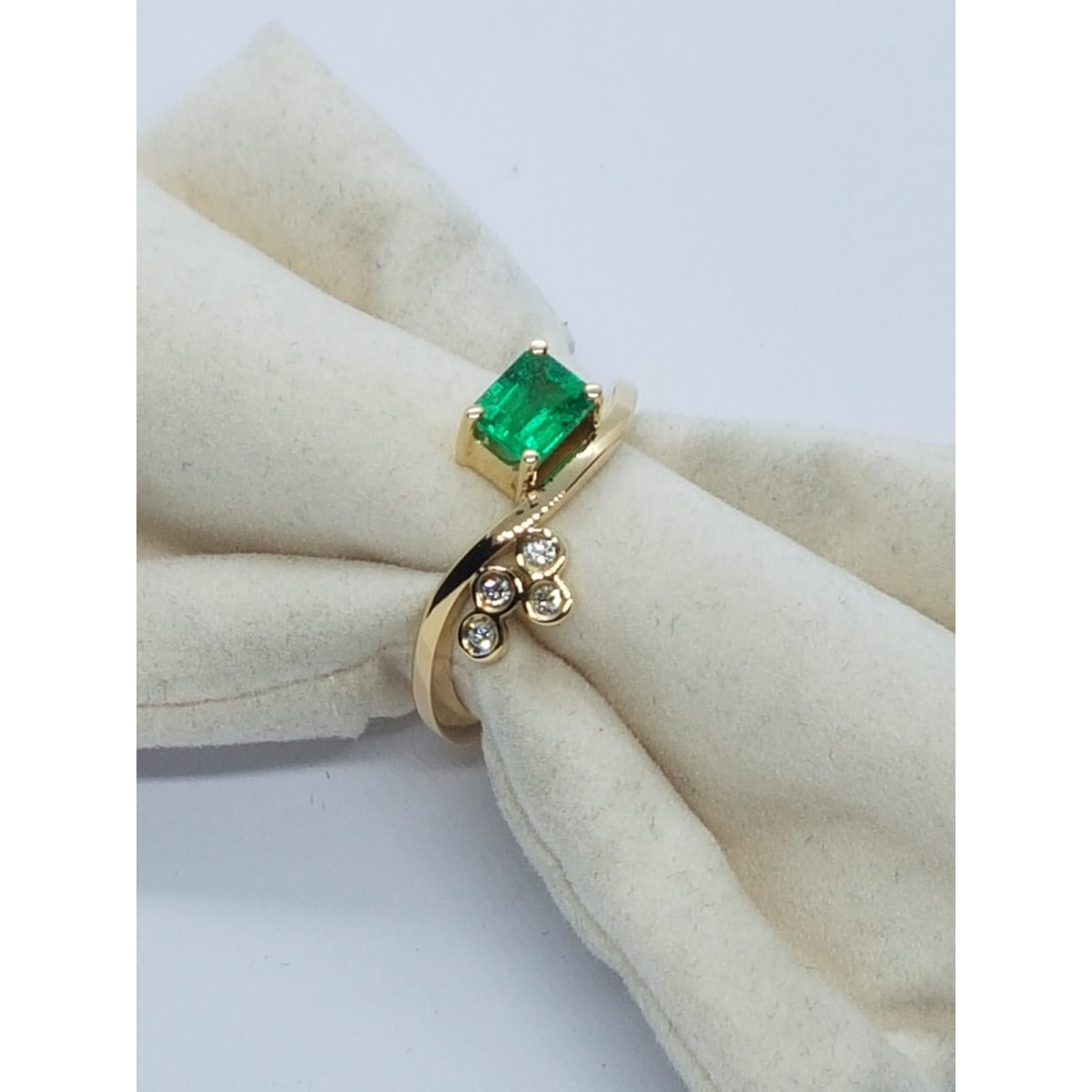 Anillo de oro amarillo con diamantes y esmeralda